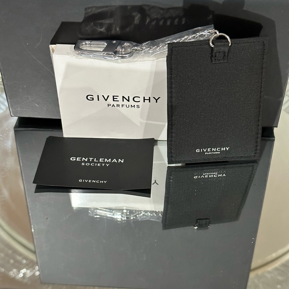 Givenchy - Picture 6 of 7